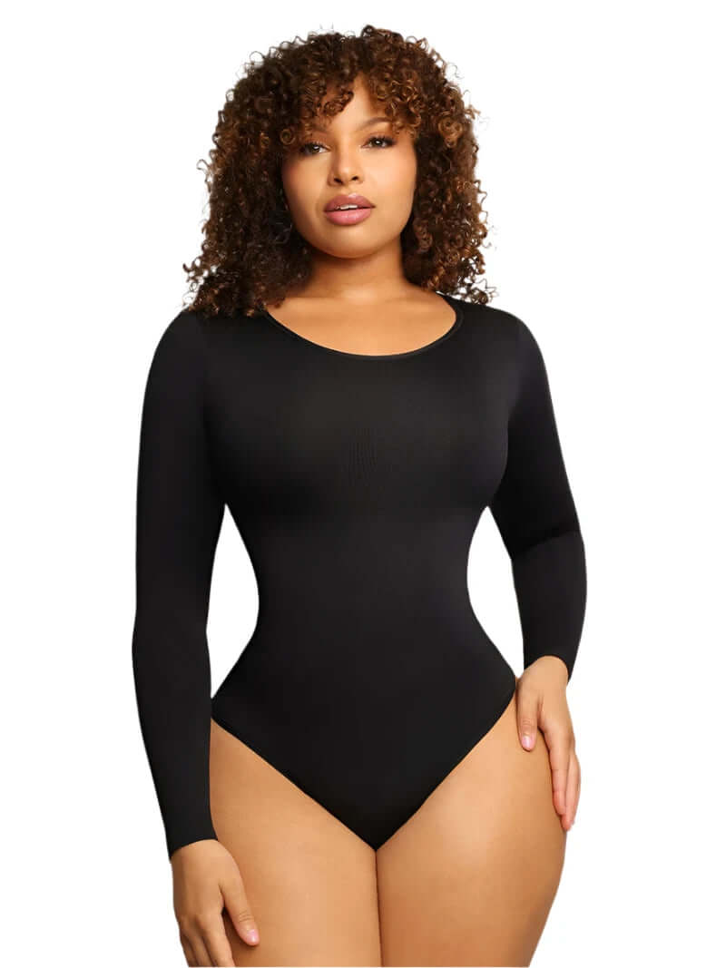 Модель у розмірі M/L.
ОГ: 97 см, ОТ: 79 см, ОС: 122 см.