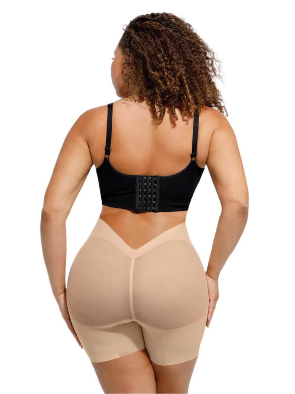 Модель у розмірі L.
ОГ: 97 см, ОТ: 79 см, ОС: 122 см.