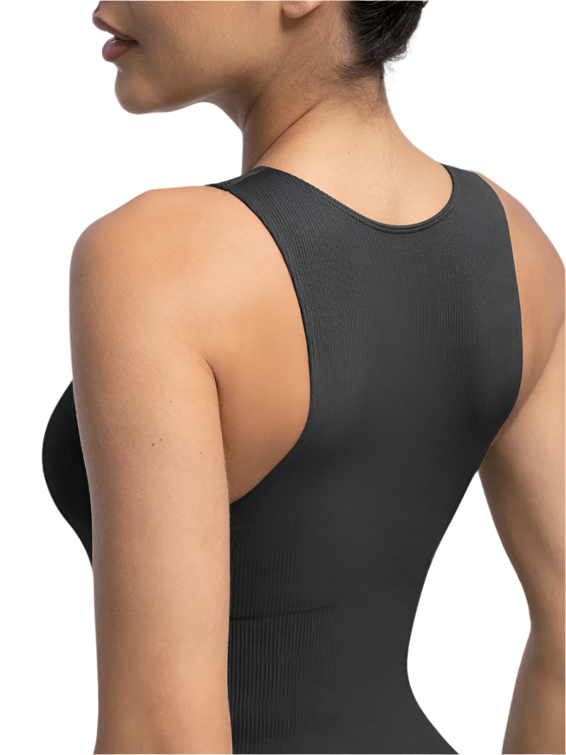 Модель у розмірі S.
ОГ: 86 см, ОТ: 66 см, ОС: 94 см.