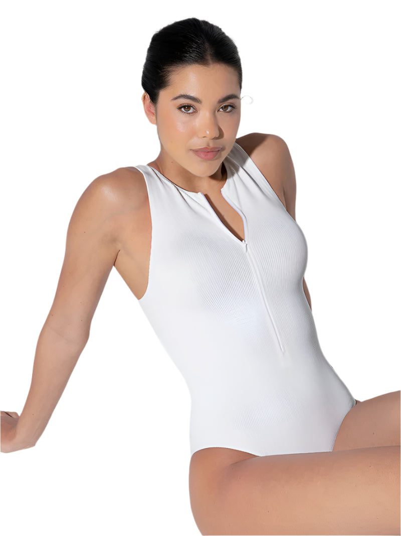 Модель у розмірі S.
ОГ: 86 см, ОТ: 66 см, ОС: 94 см.