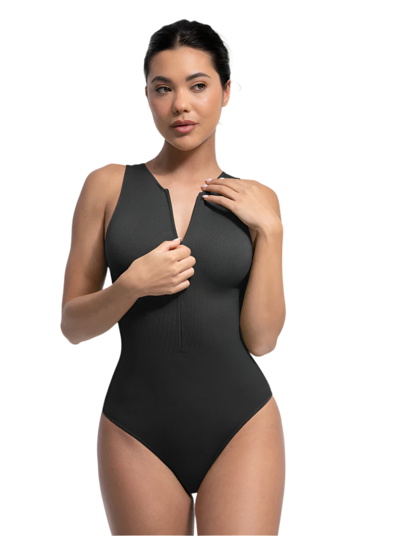 Модель у розмірі S.
ОГ: 86 см, ОТ: 66 см, ОС: 94 см.