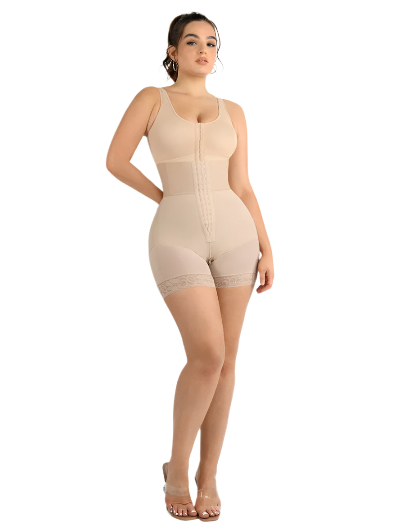 Модель у розмірі S.
ОГ: 86 см, ОТ: 66 см, ОС: 97 см.