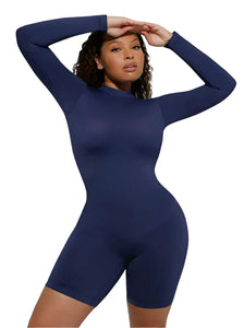 Модель у розмірі L.
Зріст: 175 см, ОГ: 97 см, ОТ: 79 см, ОС: 122 см