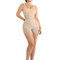 Модель у розмірі S.
ОГ: 86 см, ОТ: 66 см, ОС: 97 см.