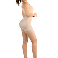 Модель у розмірі S.
ОГ: 86 см, ОТ: 66 см, ОС: 97 см.