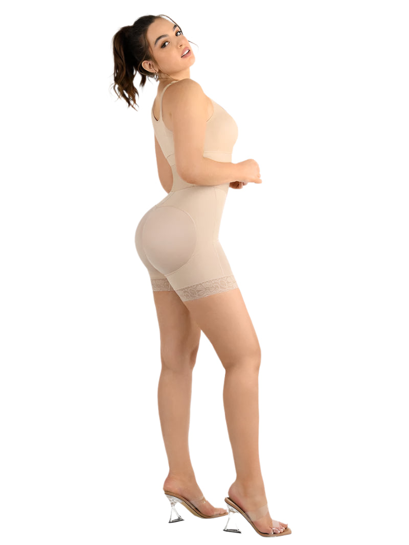 Модель у розмірі S.
ОГ: 86 см, ОТ: 66 см, ОС: 97 см.