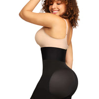 Модель у розмірі L.
Зріст: 175 см, груди: 97 см, талія: 79 см, стегна: 122 см.