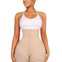 Модель у розмірі  M.
Зріст: 180 см, ОГ: 97 см, ОТ: 74 см, ОС: 110 см