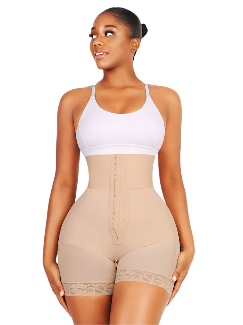 Модель у розмірі  M.
Зріст: 180 см, ОГ: 97 см, ОТ: 74 см, ОС: 110 см