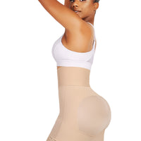 Модель у розмірі  M.
Зріст: 180 см, ОГ: 97 см, ОТ: 74 см, ОС: 110 см