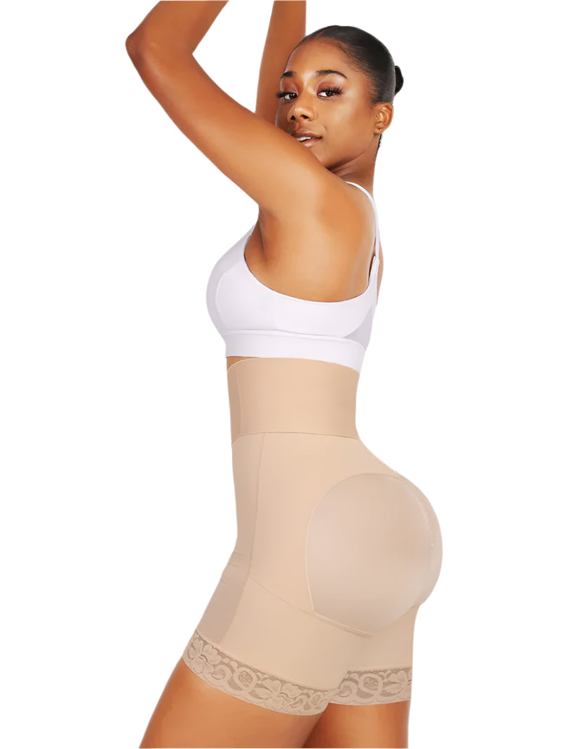 Модель у розмірі  M.
Зріст: 180 см, ОГ: 97 см, ОТ: 74 см, ОС: 110 см